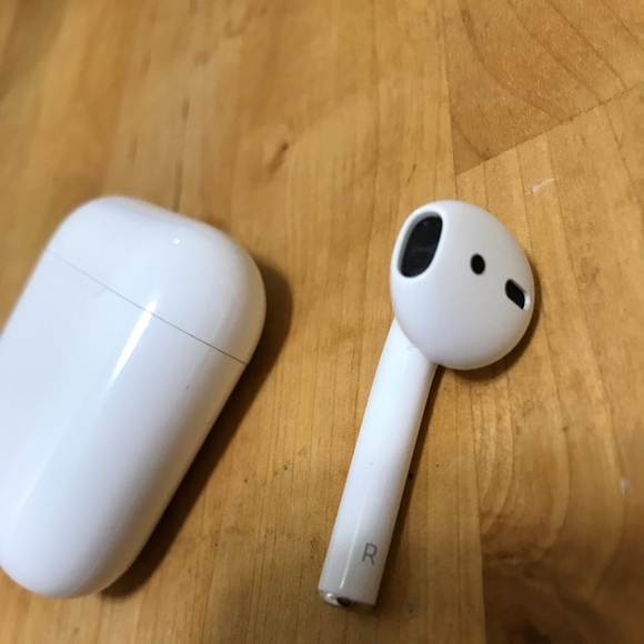 AirPod 1st Generation - Picture 2 of 6